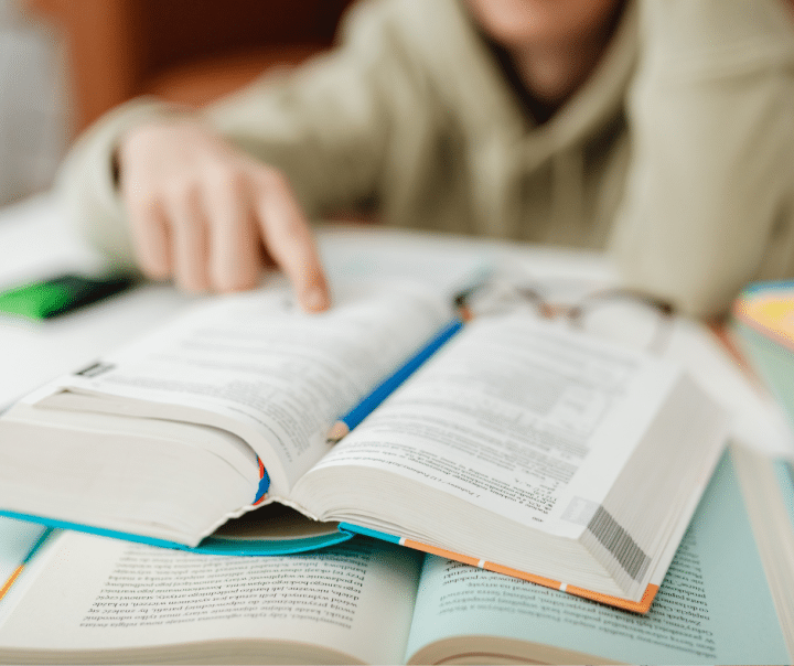 Förskollärare leder liten barngrupp i trygg miljö på förskola i Lidingö