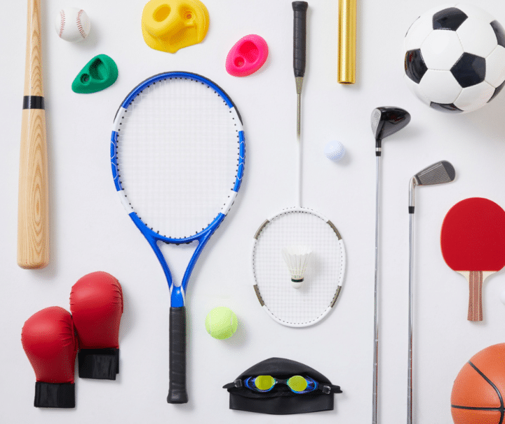 Hylla med återbrukad sportutrustning från Fritidsbank Lidingö