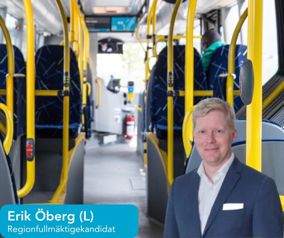 Buss i trafik på Lidingö som symbol för Liberalernas förslag om att återinföra buss 221