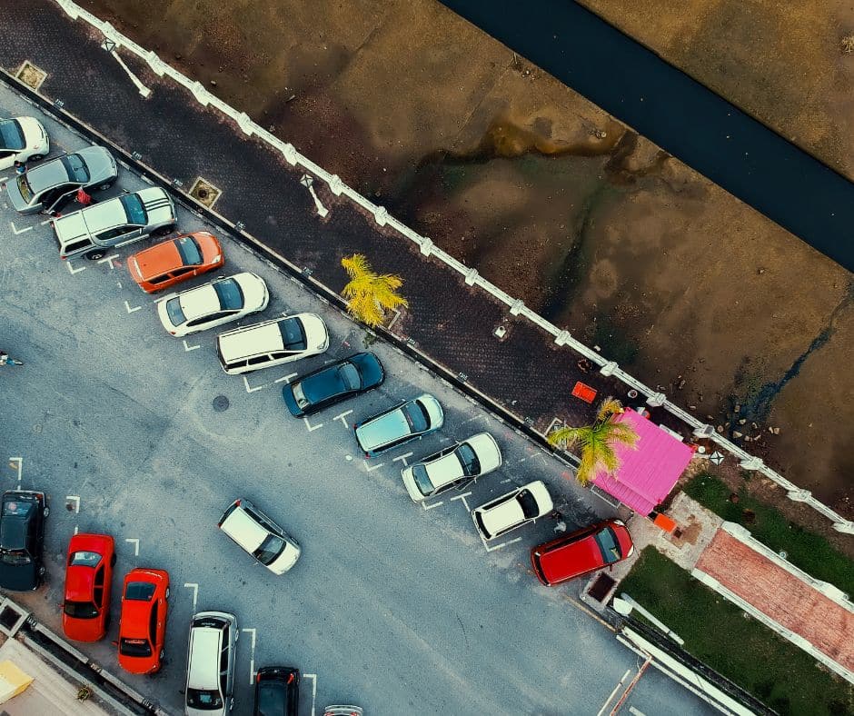 Infartsparkering på Lidingö nära kollektivtrafik med pendlare som byter från bil till Lidingöbanan