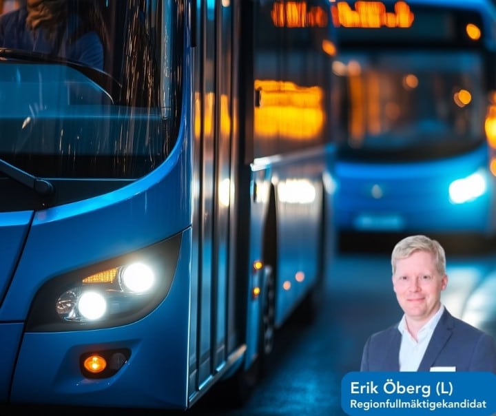 Blå stombuss i Stockholm vid hållplats på väg mot Ropsten och Lidingö